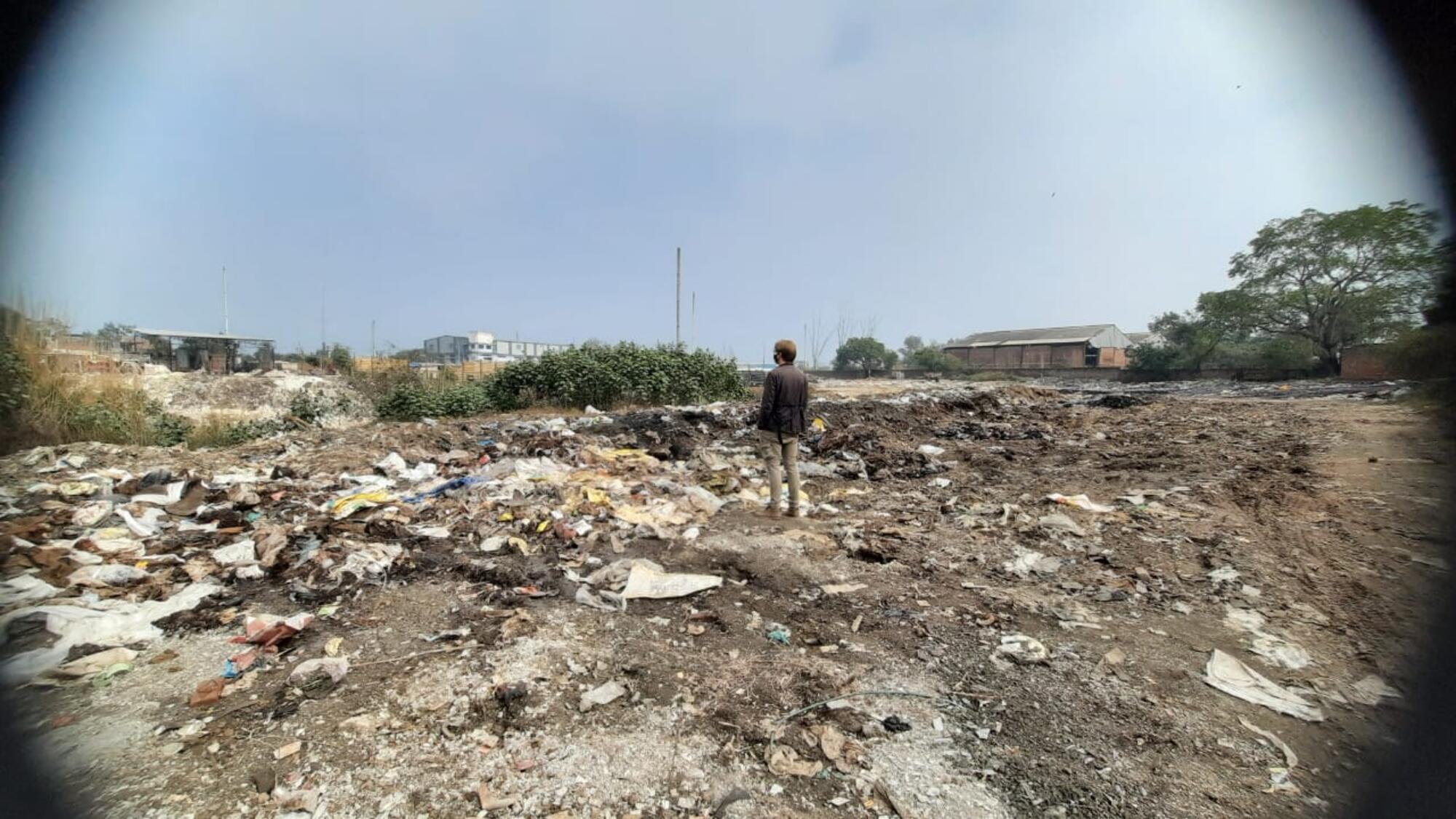Oliver Franklin-Wallis en un vertedero en Kanpur, importante centro industrial en las costas del río Ganges, en la India.